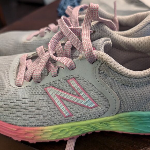 Girls size 12.5 new balance fresh foam sneakers - Picture 6 of 9